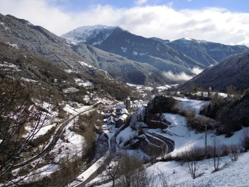 bielsa-huesca-pirineos-pueblo-invierno-nieve-paisaje|Foto: multiaventurahuesca.com Bielsa se posiciona como el destino ideal de invierno. Descubre por qué este rincón de Huesca destaca por su belleza pirenaica y su ancestral carnaval
