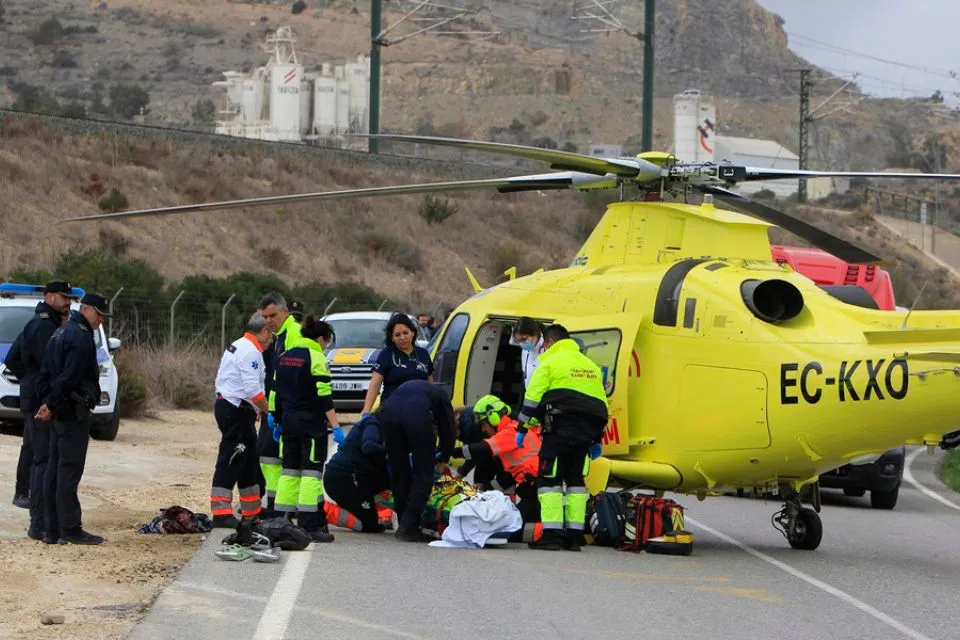 Traslado en helicóptero de uno de los heridos por una explosión en una pirotécnica en Alicante|Foto: EFE Morell
