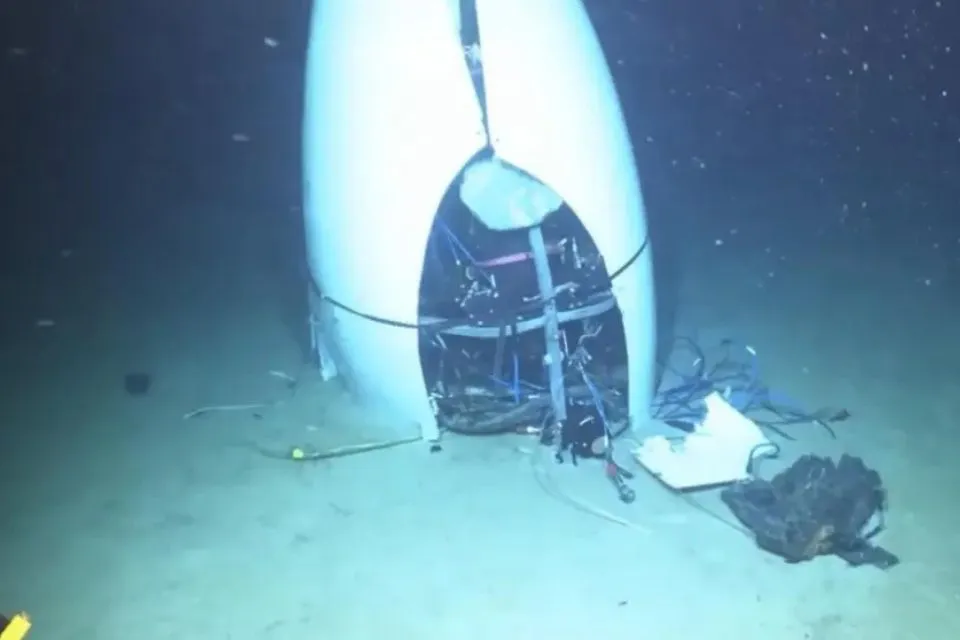 Restos del sumergible Titan tras la implosión|Foto: 20minutos  Tragedia del Titan en su ruta hacia el Titanic: Negligencia, fraude y demandas contra OceanGate 