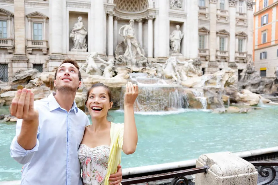 Lanzar una moneda en Fontana di trevi