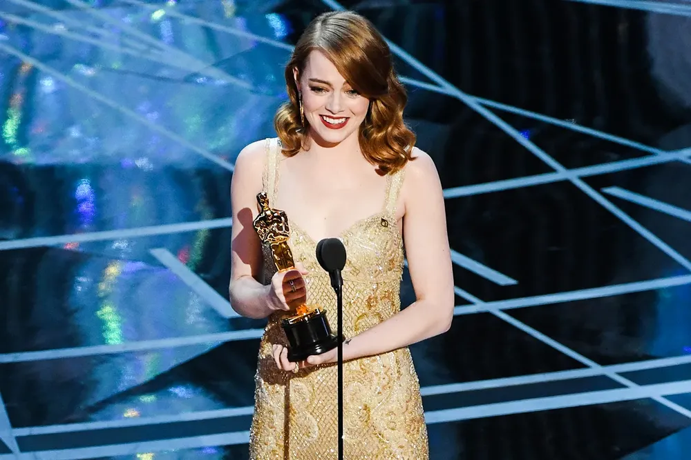 Emma Stone podría ganar su tercer Oscar el próximo 15 de marzo por su interpretación en "Bgonia"   Foto: Vanity Fair