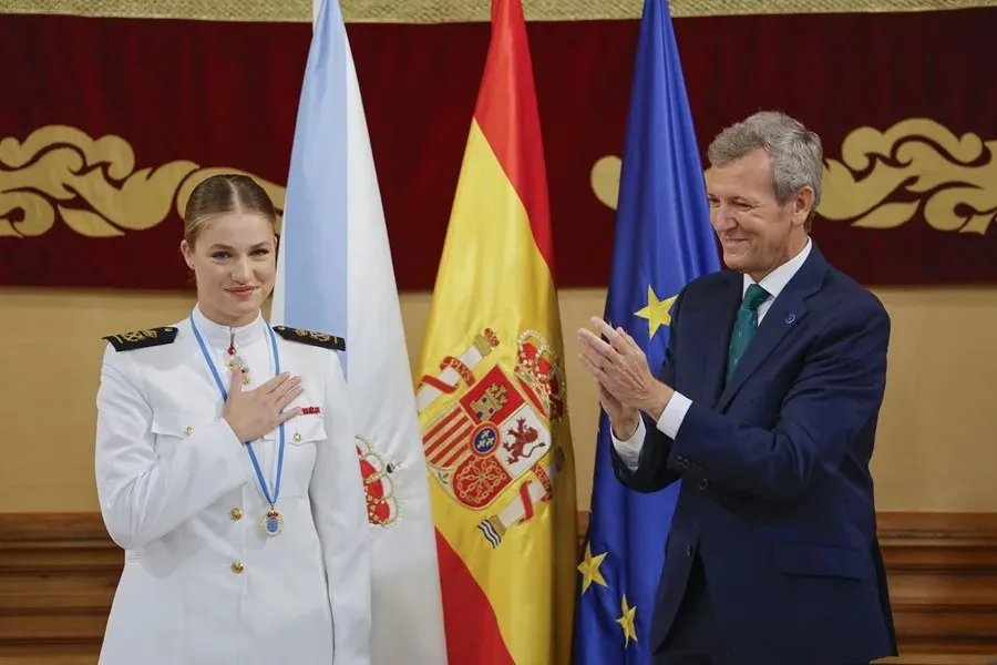 La princesa Leonor junto al presidente del Ejecutivo gallego, Alfonso Rueda|Foto: EFE/Lavandeira