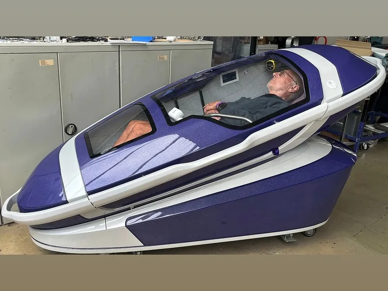 capsula-sarco-dispositivo-suicidio-asistido-tecnologia-ia|Foto: Euronews/AP Philip Nitschke, creador de la cápsula Sarco, propone que una IA evalúe la capacidad mental para la eutanasia, sustituyendo a los psiquiatras