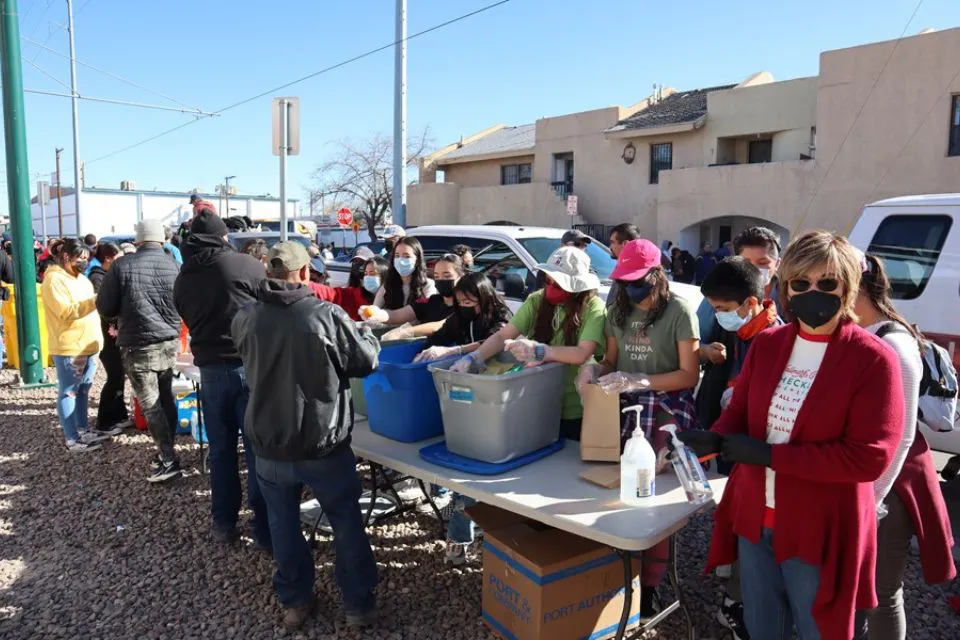 inmigrantes recibiendo ayuda cerca de un albergue en El Paso, Texas (EE.UU.). EFE/Octavio Guzmán