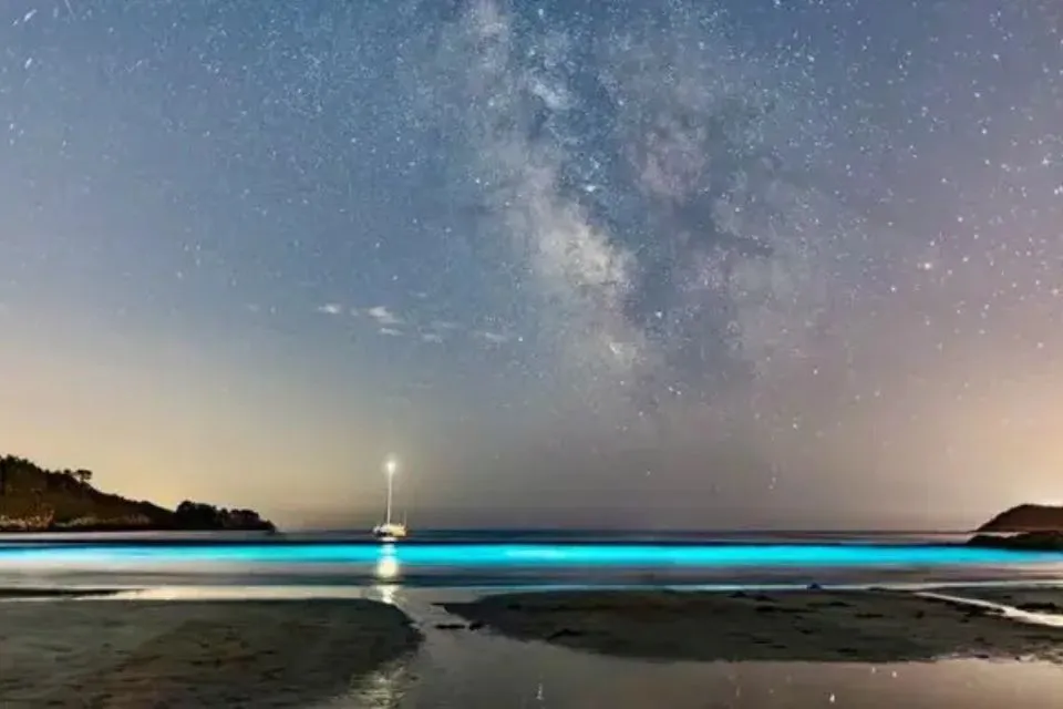 La playa que brilla en la oscuridad en la costa de Cee|Foto: Europa Press/Turismo de Cee