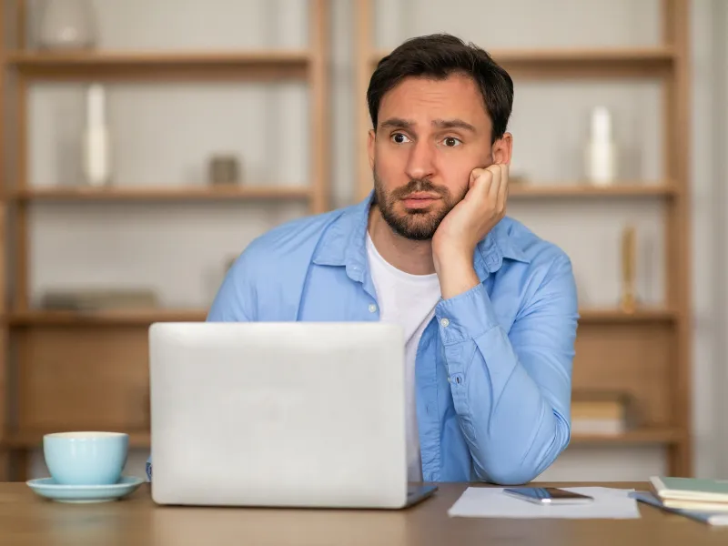Jóvenes inactivos en España: aumenta más de un 10%, según encuesta  Más de 3,5 millones de jóvenes están fuera del mercado laboral en España. Educación, cuidados y discapacidad explican el auge de la inactividad

