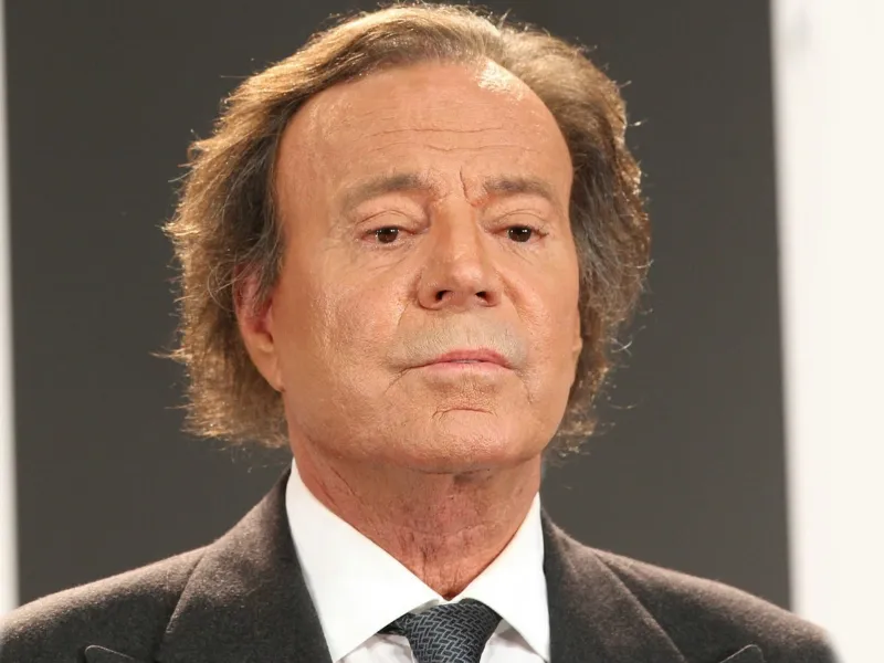 julio-iglesias-comunicado-oficial-acusaciones-abuso-sexual-exempleadas|Foto: El Español  Julio Iglesias rompe su silencio tras las acusaciones de abuso sexual y control ginecológico a sus empleadas. El cantante tilda de 