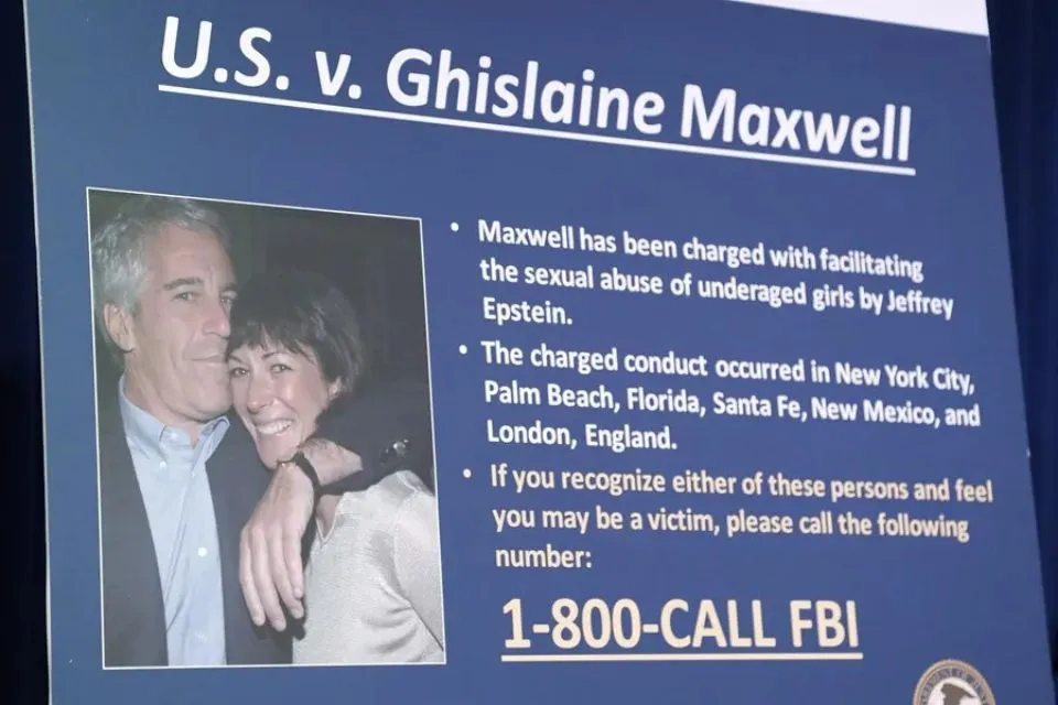 Paneles exponen cargos contra Ghislaine Maxwell por abuso sexual de menores junto a Epstein|Foto: EFE/EPA/Jason Szenes Maxwell pide inmunidad a cambio de testimonio sobre Epstein: Congreso en jaque
