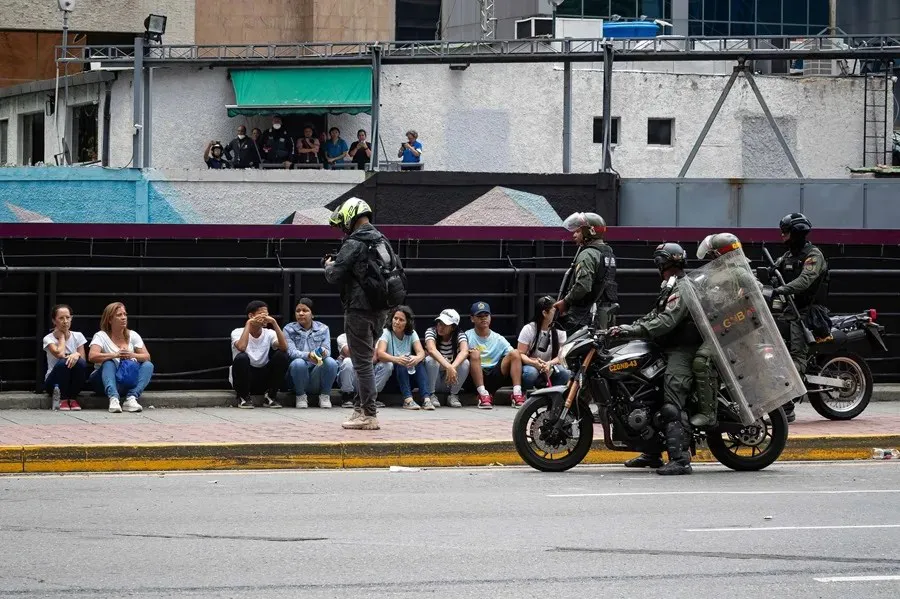 Funcionarios de la Guardia Nacional Bolivariana junto a manifestantes opositores, en Caracas|Foto: EFE/Ronald Peña R.