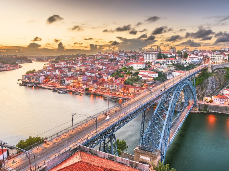calle-historica-porto-rio-duero-primavera-portugal