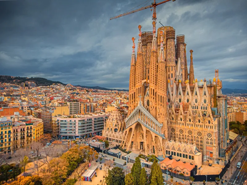 España rompe récord turístico en 2025: Cataluña y Madrid retroceden