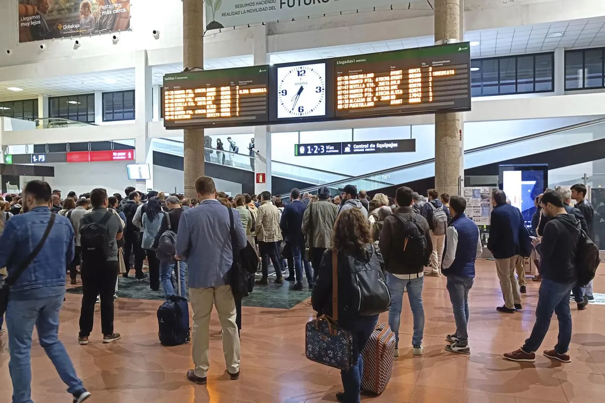 Viajeros de trenes afectados por incidencias en el servicio (Archivo) | Foto: EFE/Jesús Monroy