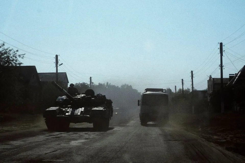 Autobús- tanque ucraniano- frontera con Rusia en la región de Sumy Ucrania- EFE/EPA/Geroge Ivanchenko