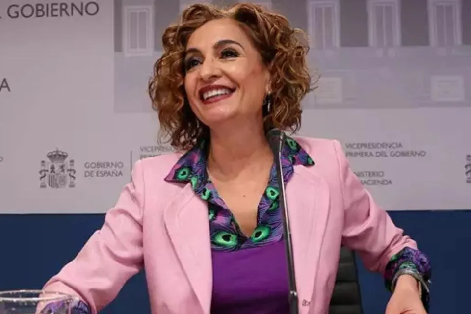 La vicepresidenta primera del Gobierno y ministra de Hacienda, María Jesús Montero|Foto: Europa Press/Marta Fernández El déficit cae en 2024 al 2,8% del PIB y se sitúa en 3,15% incluyendo la Dana