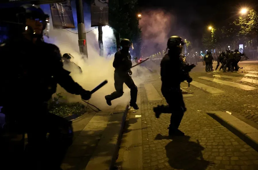 Disturbios en París durante la celebración del triunfo del PSG | Foto: EFE/EPA/Cristophe Petit Tesson