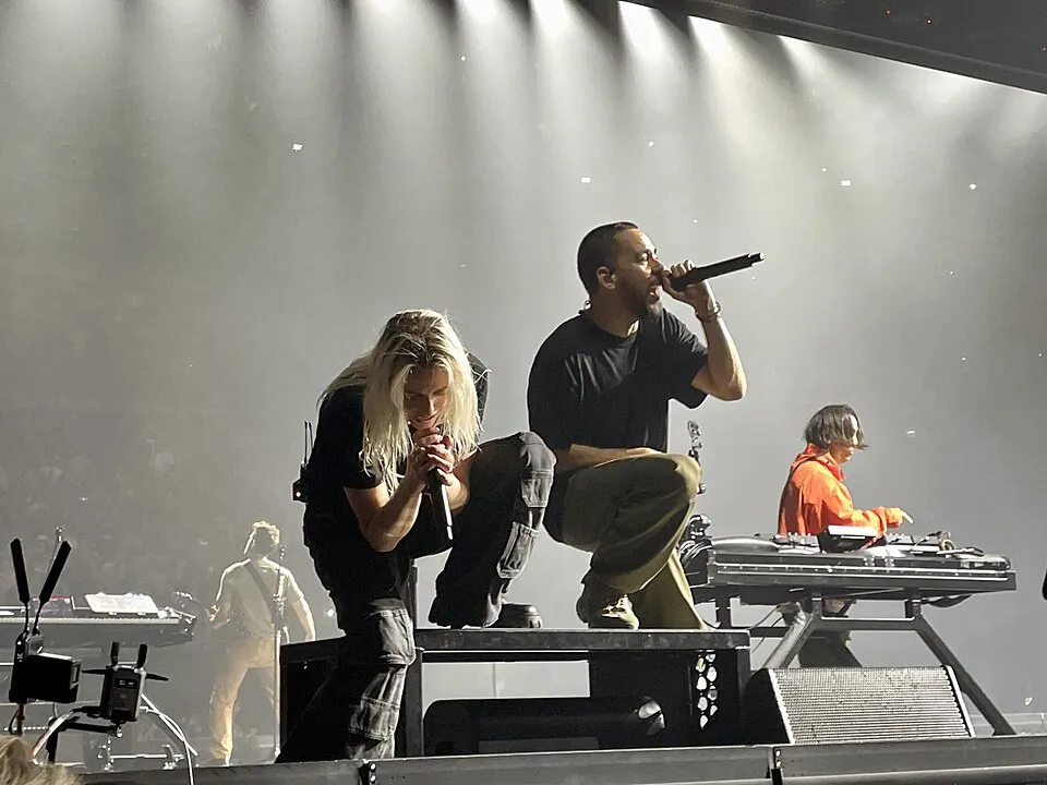 Linking Park en concierto|Foto: Luca Dell'Orto / Wikimedia Commons La legendaria banda de rock alternativo Linking Park responde a la demanda masiva con una nueva fecha en la capital española, marcando su esperado regreso con nueva vocalista y un tributo emocional a Chester Bennington