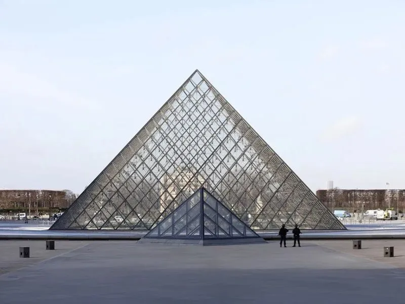 Cuatro ladrones roban joyas históricas del museo del Louvre en París en solo siete minutos|Foto: EFE/Ian Langsdon