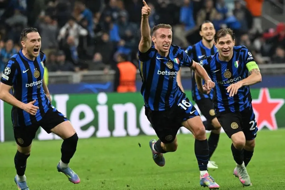 Davide Frattesi celebra tras anotar el 4-3 para el Inter de Milán ante el Barcelona|Foto: EFE/Daniel Dal Zennaro
