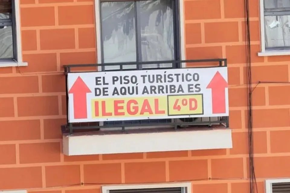 Cartel en un balcón informa sobre un piso turístico ilegal en Madrid|Foto: EFE/Fernando Alvarado Madrid: Ministerio de Consumo pide eliminar anuncios de 15.200 pisos turísticos ilegales