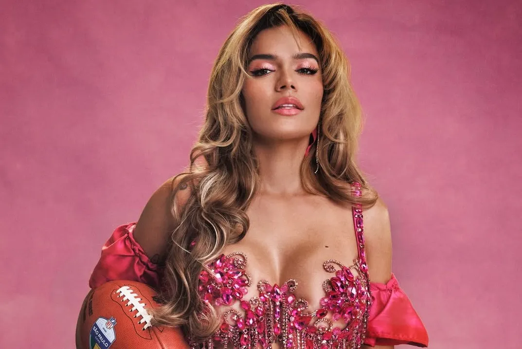 Karol G en anuncio de su próxima presentación en la NFL|Foto: Instagram / @karolg