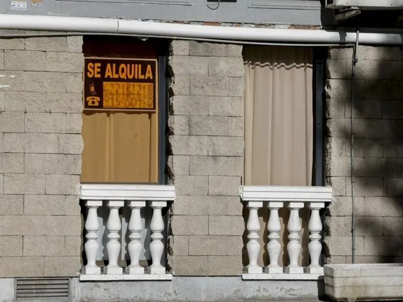 Carteles de alquiler en un piso de Madrid|Foto: EFE/Jennifer Gómez