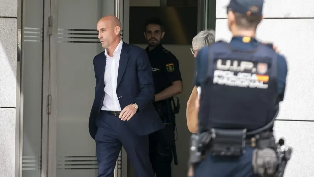 Rubiales llegó a España y será citado a declarar