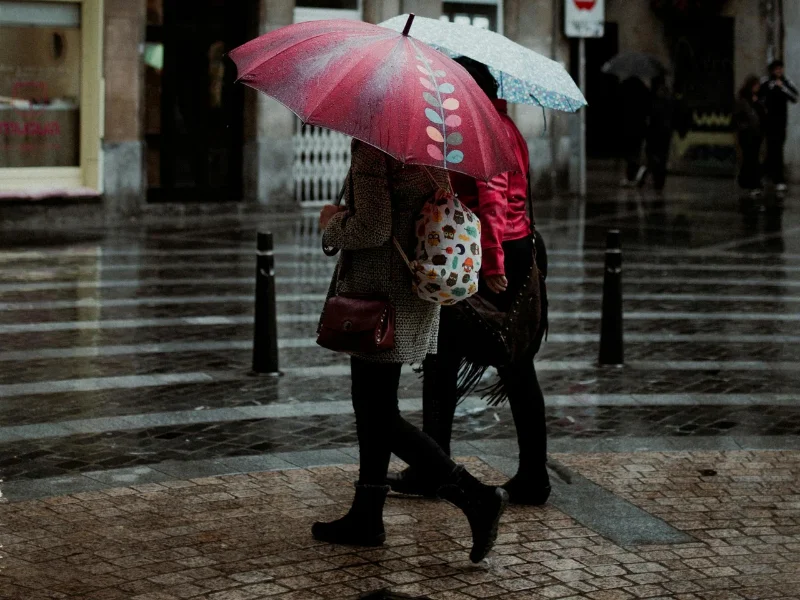nubes-negras-y-lluvia-sobre-ciudad-espanola