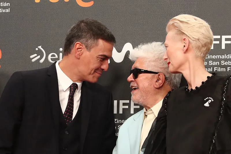 Pedro Almodóvar, Pedro Sánchez y Tilda Swinton en el Festival de Cine de Sán Sebastián (2024)|Foto: Flickr / La Moncloa El célebre director manchego Pedro Almodóvar se suma a una campaña de presión ciudadana y pide a Pedro Sánchez que lidere una respuesta europea coordinada contra la ofensiva israelí.