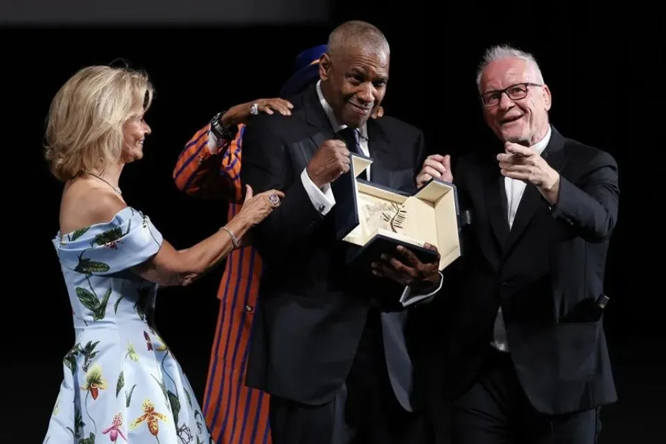 El actor estadounidense Denzel Washington al recibir la Palma de Oro Honorífica|Foto: EFE/EPA/Sameer Al Doumy