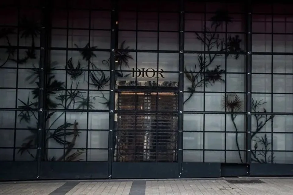 Una tienda de la firma Dior en París|Foto: EFE/EPA/Christophe Petit Tesson Dior dará dos millones de euros para trabajadores explotados en Italia tras una investigación sobre prácticas laborales en su contra

