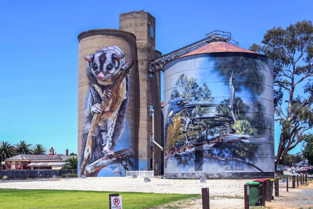 Algunos-silos-tambien-representan-a-la-fauna-local-1-1024x684