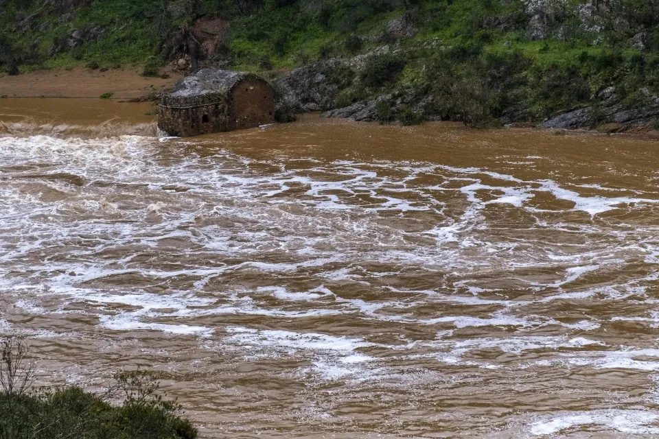 Temporal de Lluvia de la borrasca Laurence aumentan el caudal del Río Odiel|Foto: EFE/Julián Pérez Dos fallecidos por las lluvias la borrasca Laurence, un temporal que continúa mañana con Martinho



