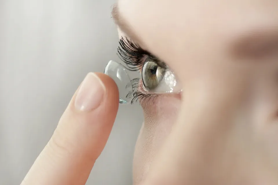 Crean unas lentillas infrarrojas que permiten ver en la oscuridad