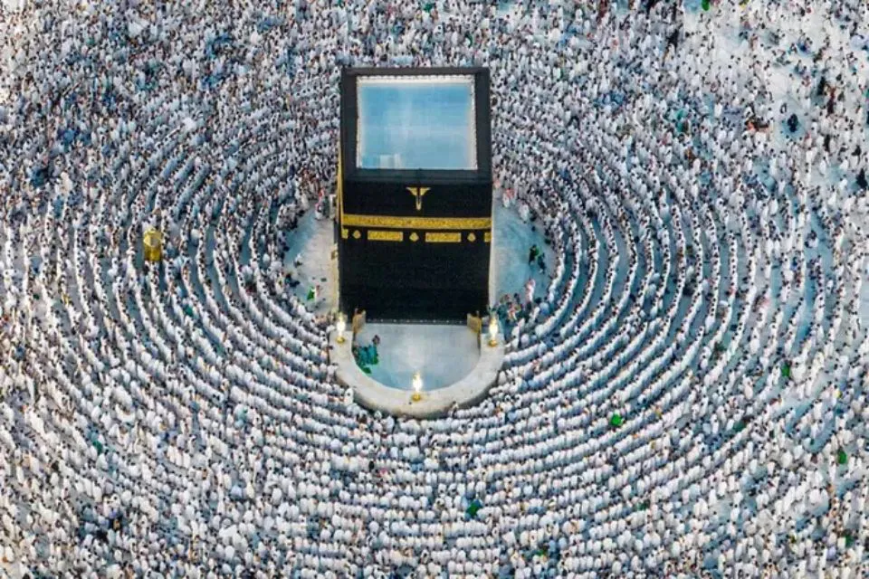 Musulmanes rezan en torno a la Kaaba, en la Gran Mezquita de La Meca|Foto: Europa Press/Saudi press Agency/DPA