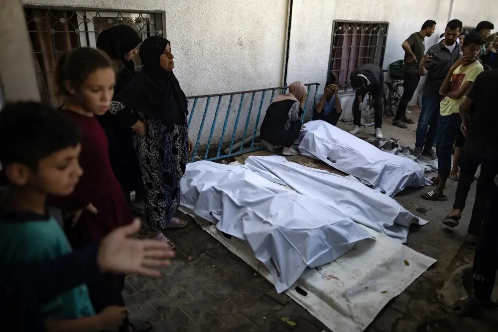 Palestinos se despiden de sus familiares que murieron en un ataque aéreo israelí en Gaza|Foto: EFE/Haitham Imad