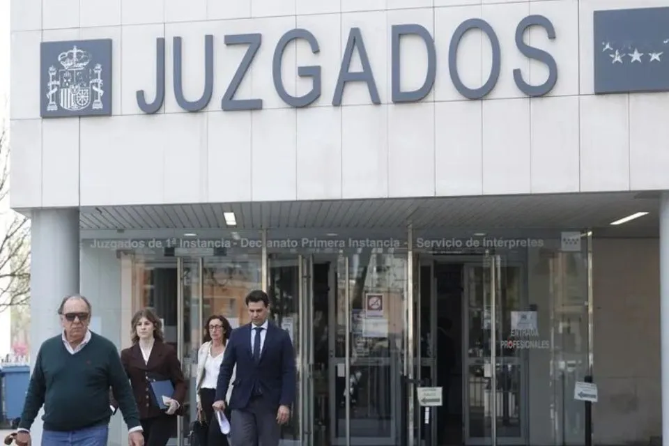 Alberto González Amador pareja de Isabel Díaz Ayuso, sale de los Juzgados|Foto: EFE/Rodrigo Jiménez El abogado fiscalista de González Amador niega haber cooperado en delitos fiscales