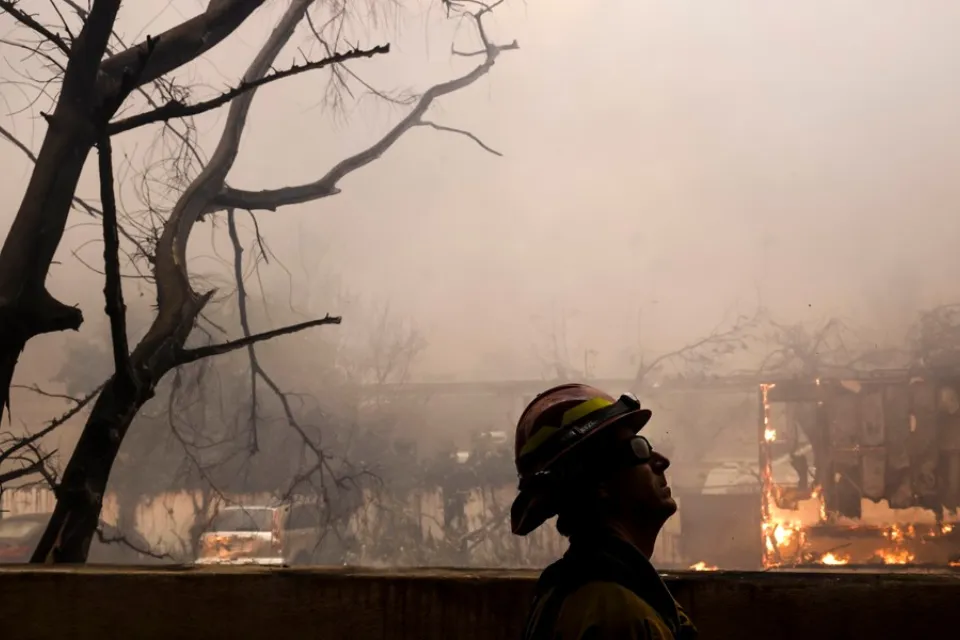 Un bombero del condado de Los Ángeles observa un incendio en Altadena, California (EE.UU.). EFE/EPA/Caroline Brehman