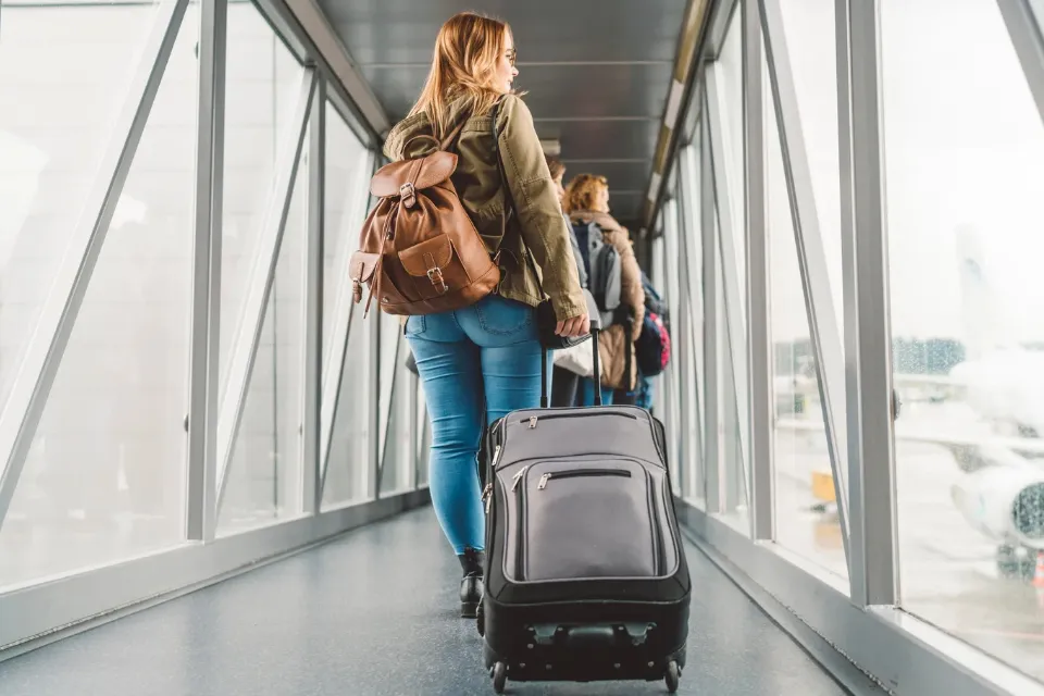 Jóvenes españoles emigran por empleo