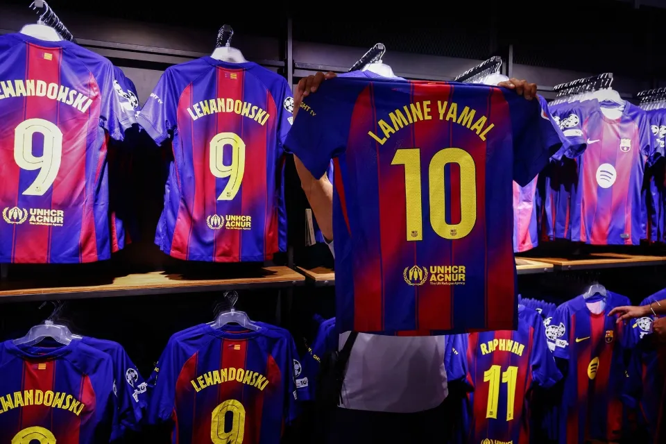 La primera equipación del Barcelona de la temporada 2025-26, en la que Lamine Yamal usará el 10|EFE/Quique García