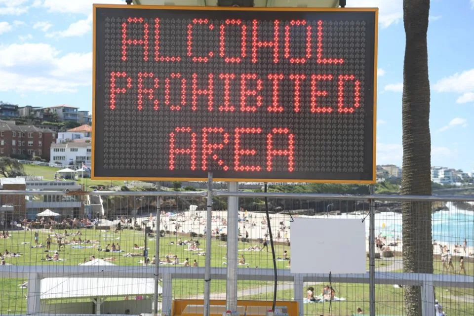 Rótulo para señalizar un área libre de alcohol|Foto: EFE EPA Dean Lewins