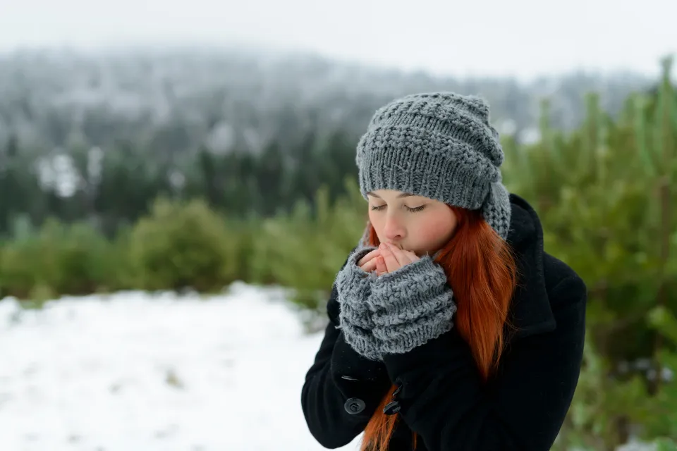 Frío - clima frío - persona con frío - nieve - temperatura baja