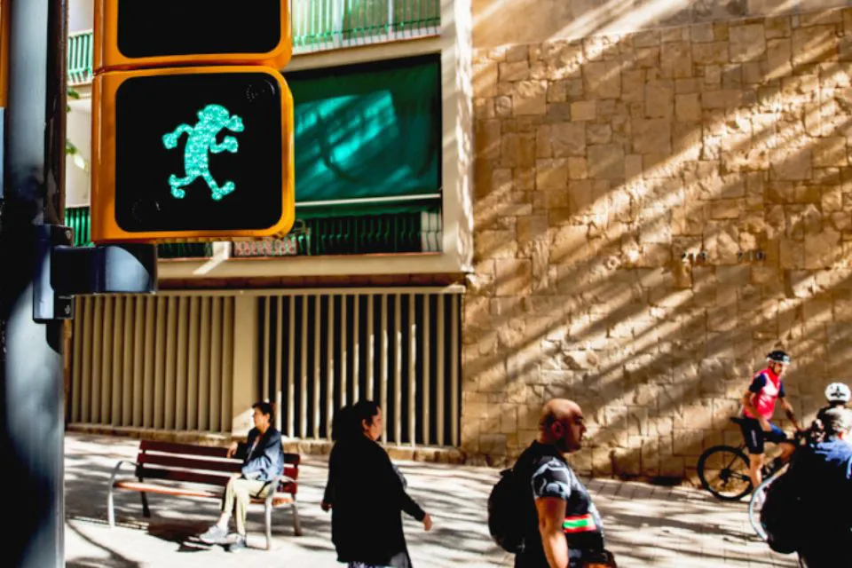 Silueta de Mortadelo- peatones- Semáforo de Barcelona - Foto: La Vanguardia/LV