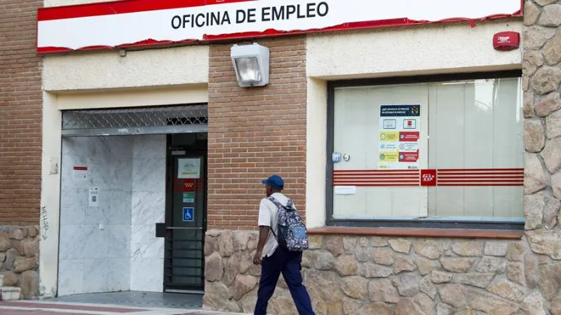 Paro registrado en las oficinas de Empleo en febrero|Foto: EFE Luis Millán El paro en febrero baja en 5.994 personas hasta los 2,59 millones, su menor cifra en 17 años